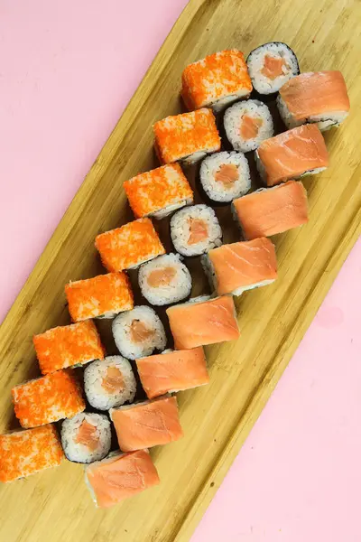 Různé druhy sushi sloužil, detailní pohled — Stock fotografie