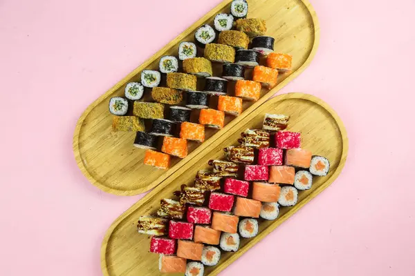 Různé druhy sushi sloužil, detailní pohled — Stock fotografie