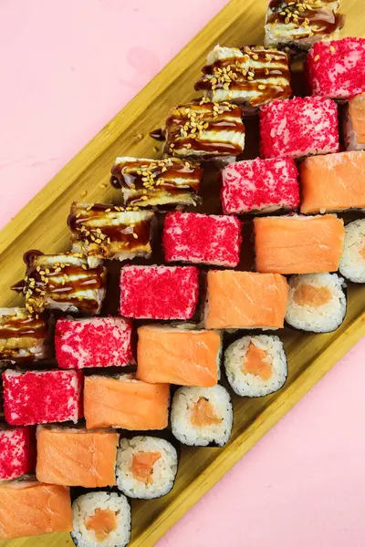 Verschillende soorten sushi geserveerd, van dichtbij bekeken — Stockfoto