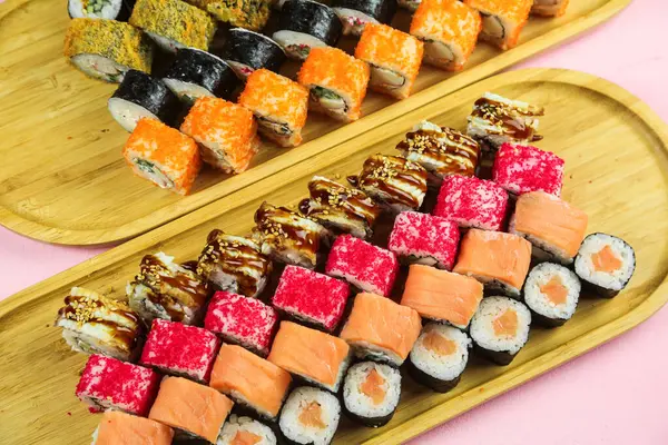 Verschillende soorten sushi geserveerd, van dichtbij bekeken — Stockfoto