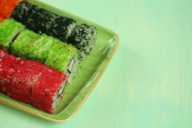 Çeşitli suşi çeşitleri, yakın çekim görüntüsü.