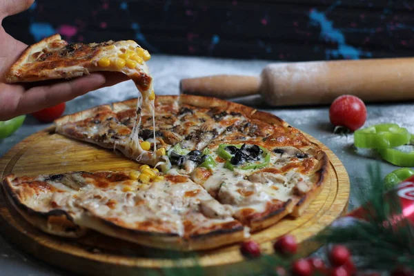 Carne caseira adora pizza com salsicha de pepperoni e bacon — Fotografia de Stock