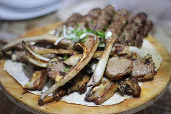 Kebab - spiedini di carne alla griglia, spiedino shish con verdure — Foto Stock