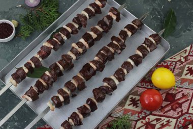 Kebap - ızgara et şiş, sebzeli şiş kebap.