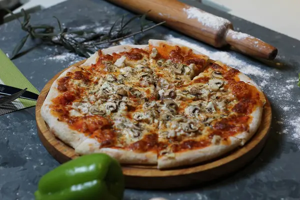 Carne caseira adora pizza com salsicha de pepperoni e bacon — Fotografia de Stock
