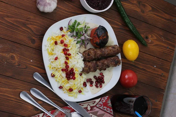 Kebabs - pinchos de carne a la parrilla, shish kebab con verduras — Foto de Stock