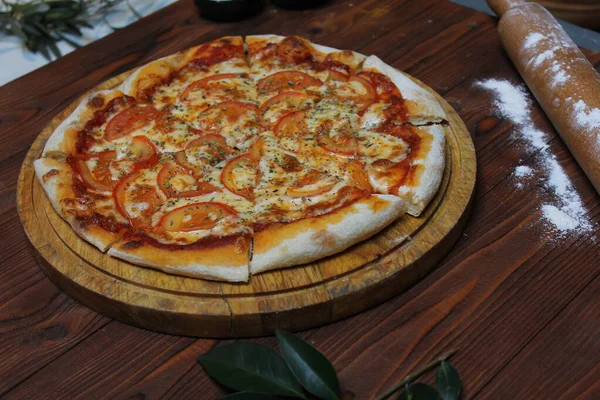 Домашнее мясо любит пиццу с колбасой Пепперони и беконом — стоковое фото