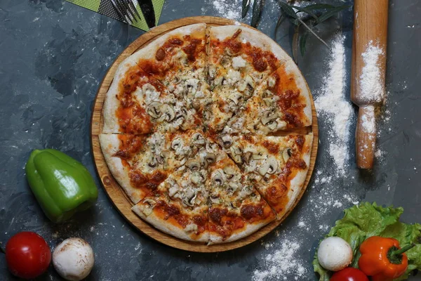 Домашнее мясо любит пиццу с колбасой Пепперони и беконом — стоковое фото