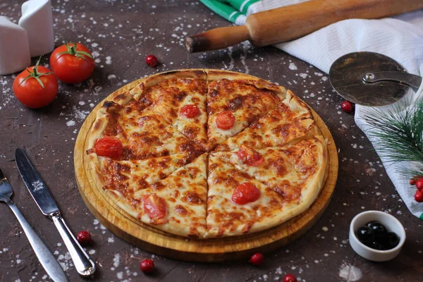 Домашнее мясо любит пиццу с колбасой Пепперони и беконом Стоковое Изображение
