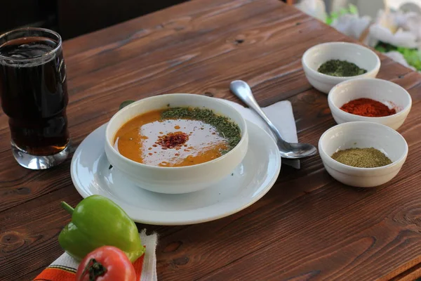 Sopa vegetariana con lentejas verdes. Hecho en casa — Foto de Stock
