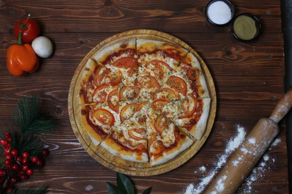 Домашнє м "ясо полюбляє піцу з ковбасою Пеппероні і беконом — стокове фото
