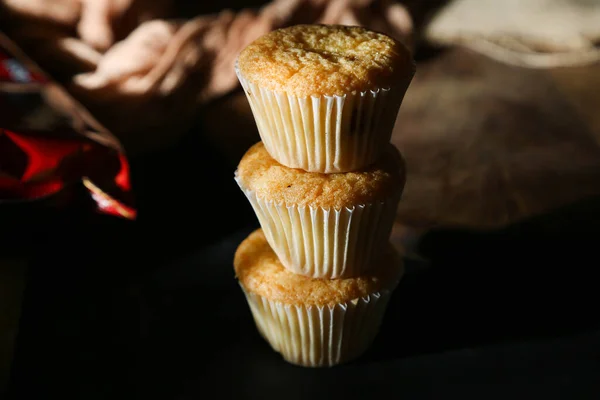 Cupcake su sfondo nero. Cottura — Foto Stock