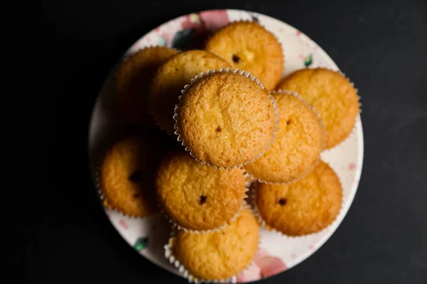 Cupcakes on a black background. Baking — Stock Photo, Image