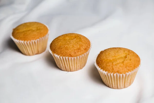 Cupcakes em um fundo branco. Cozimento — Fotografia de Stock