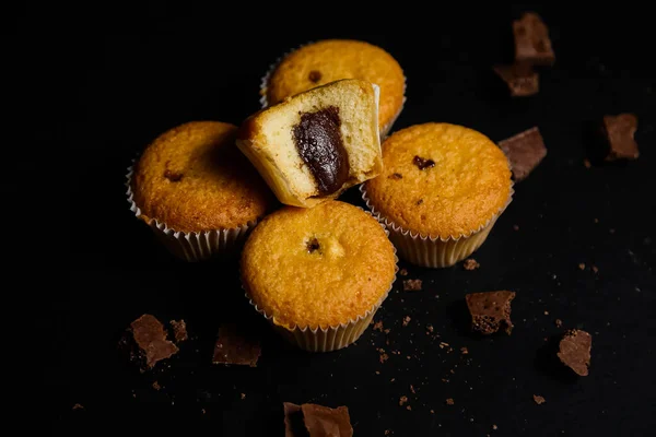 Cupcakes em um fundo preto. Cozimento — Fotografia de Stock