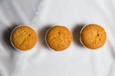 Kekler beyaz arka planda. Pişirme 