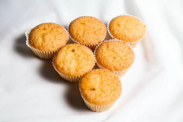 Cupcake su sfondo bianco. Cottura — Foto Stock