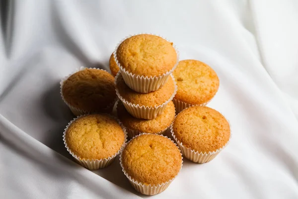 Cupcakes em um fundo branco. Cozimento — Fotografia de Stock