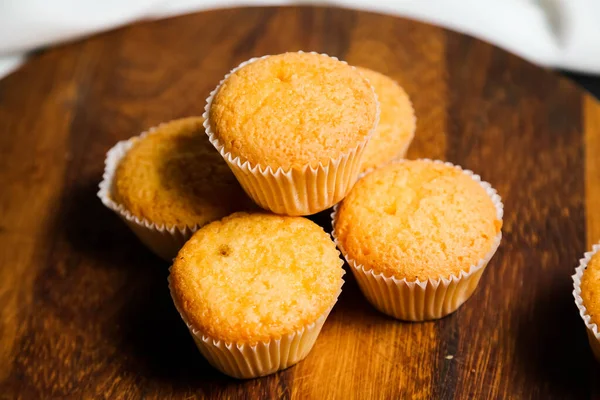 Cupcakes su uno sfondo di legno. Cottura — Foto Stock