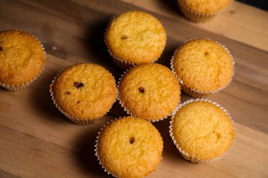 Tahta arka planda kapkekler. Pişirme 