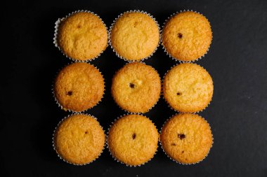 Siyah arka planda kapkekler. Pişirme 