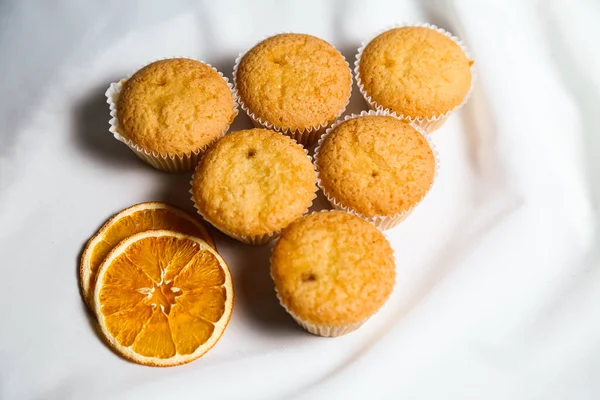 Cupcakes em um fundo branco. Cozimento — Fotografia de Stock