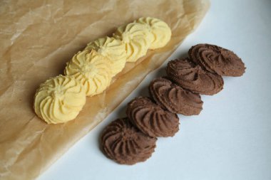 Zencefilli çörekler, arka planda havadar kekler. 