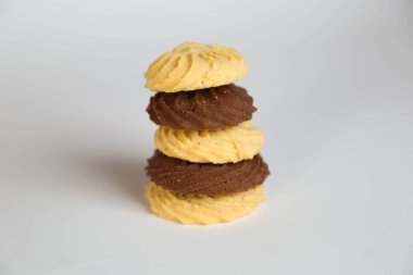 Zencefilli çörekler, arka planda havadar kekler. 