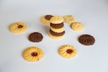 Zencefilli çörekler, arka planda havadar kekler. 