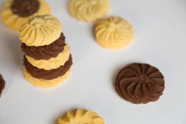 Zencefilli çörekler, arka planda havadar kekler. 