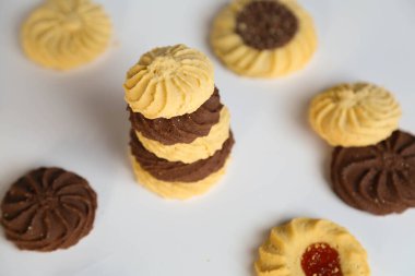 Zencefilli çörekler, arka planda havadar kekler. 