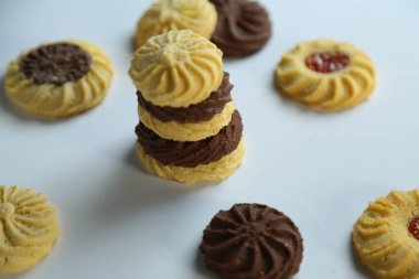 Zencefilli çörekler, arka planda havadar kekler. 