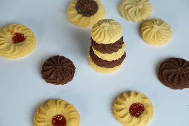 Zencefilli çörekler, arka planda havadar kekler. 