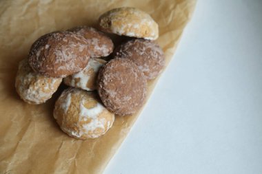 Zencefilli çörekler, arka planda havadar kekler. 