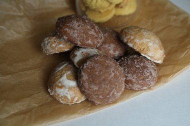 Zencefilli çörekler, arka planda havadar kekler. 