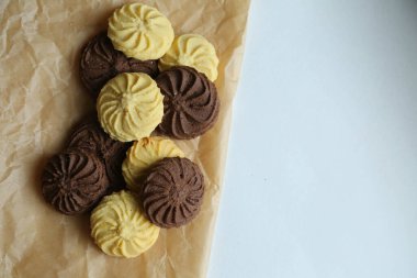 Zencefilli çörekler, arka planda havadar kekler. 