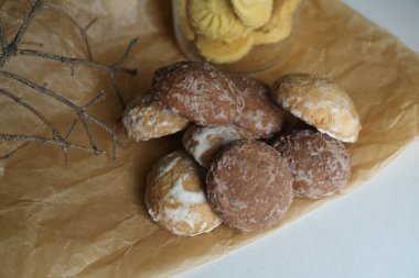 Zencefilli çörekler, arka planda havadar kekler. 