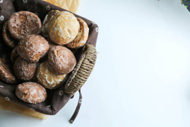 Zencefilli çörekler, arka planda havadar kekler. 