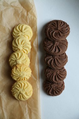 Zencefilli çörekler, arka planda havadar kekler. 