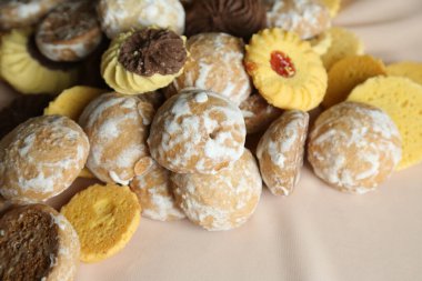 Zencefilli çörekler, arka planda havadar kekler. 