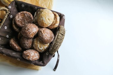 Zencefilli çörekler, arka planda havadar kekler. 