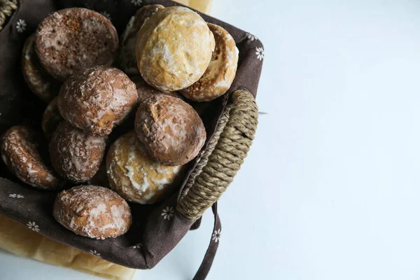 Zencefilli çörekler, arka planda havadar kekler. 