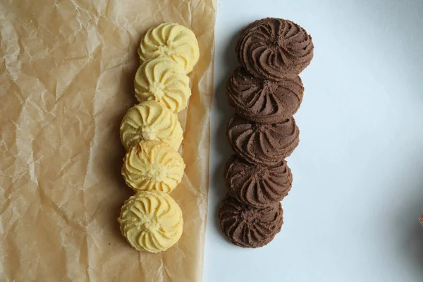 Zencefilli çörekler, arka planda havadar kekler. 