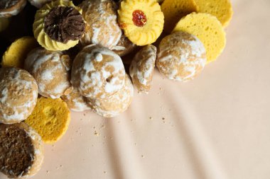 Zencefilli çörekler, arka planda havadar kekler. 