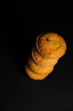 Siyah arka planda kapkekler. Pişirme 