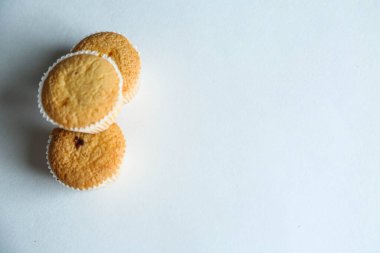 Renkli arka planda kapkekler. Pişirme 