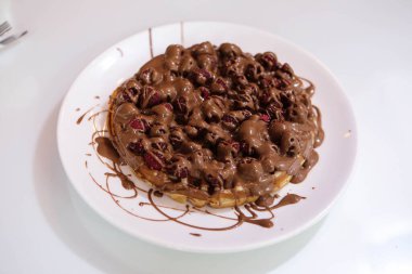 Çikolata beyazı arka planı olan güzel waffle 'lar.