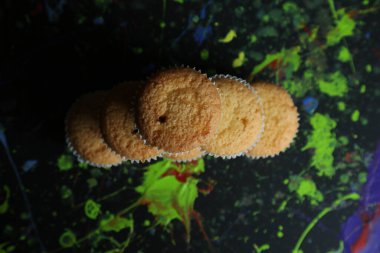 Renkli arka planda kapkekler. Pişirme 