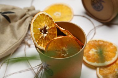 Renkli arka planda kurumuş meyve. Meyve kızartması deseni. Sağlıklı beslenme