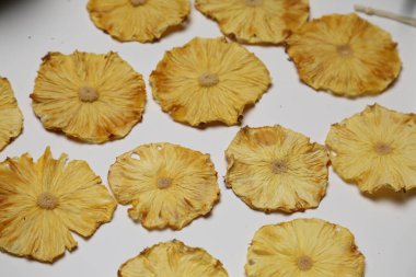 Renkli arka planda kurumuş meyve. Meyve kızartması deseni. Sağlıklı beslenme